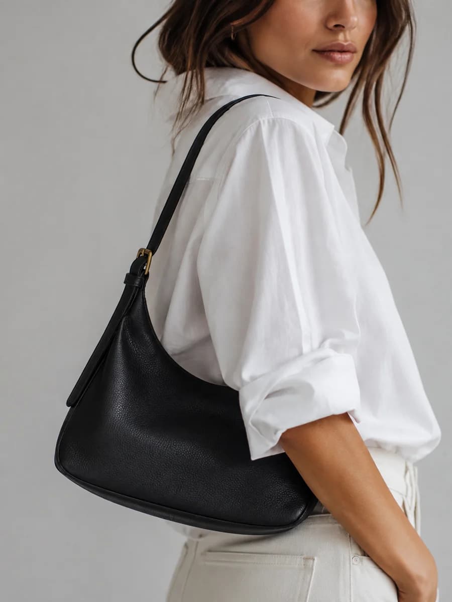 Bolsa preta com camisa branca